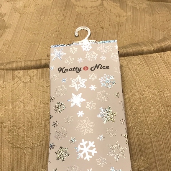 Knotty & Nice bow tie and pocket square set. - Picture 4 of 4